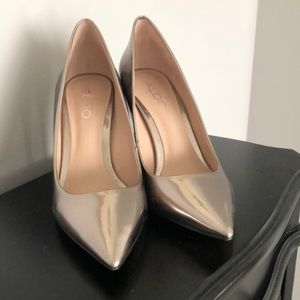 Pewter Aldo stiletto heel.